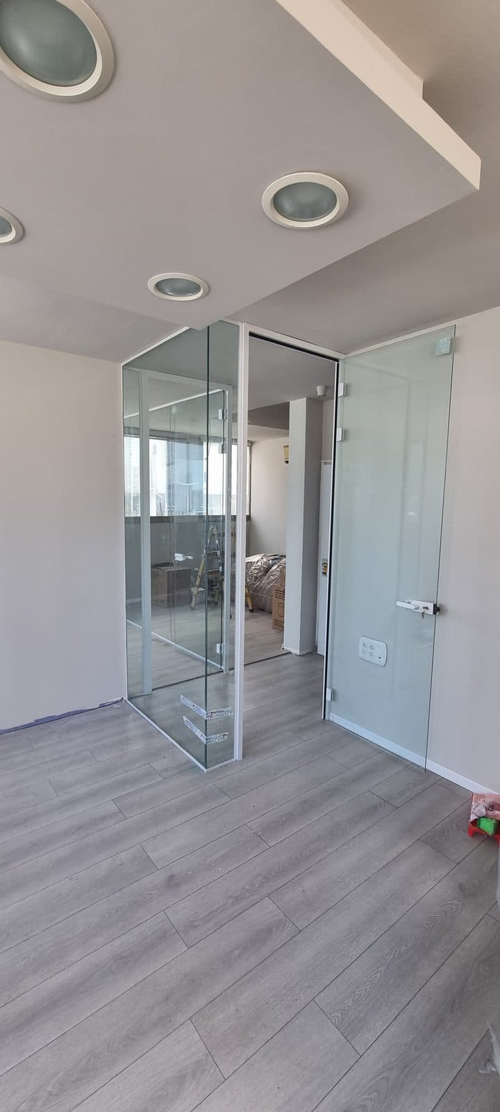 מחיצת זכוכית לעסק עם דלת זכוכית ופרזול נירוסטה
