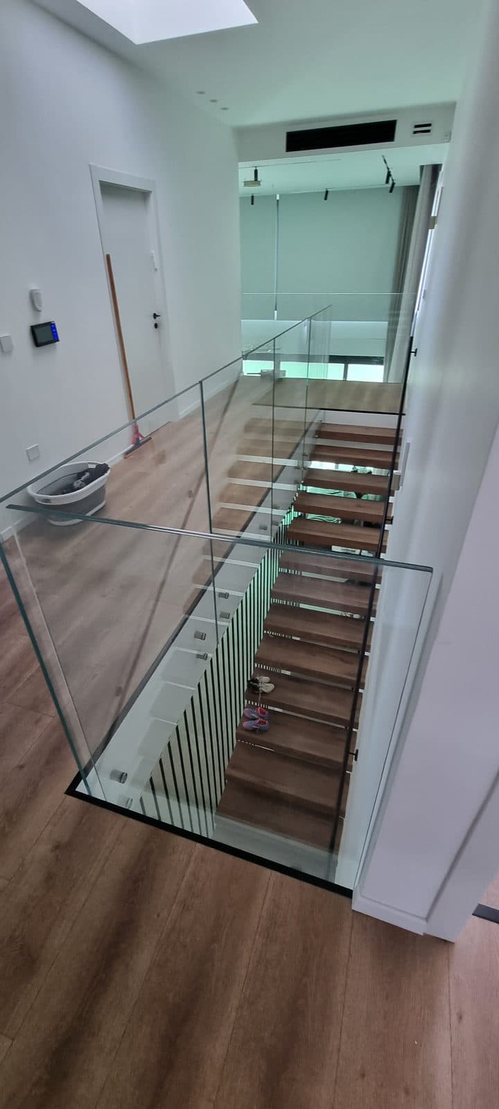 מעקה זכוכית שקוף למדרגות פנימיות בבית פרטי