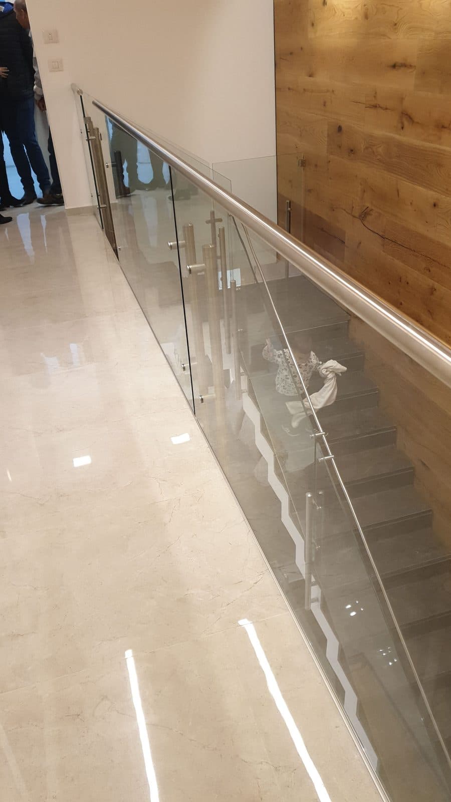 מעקה זכוכית למרפסת עם פרזול נירוסטה
