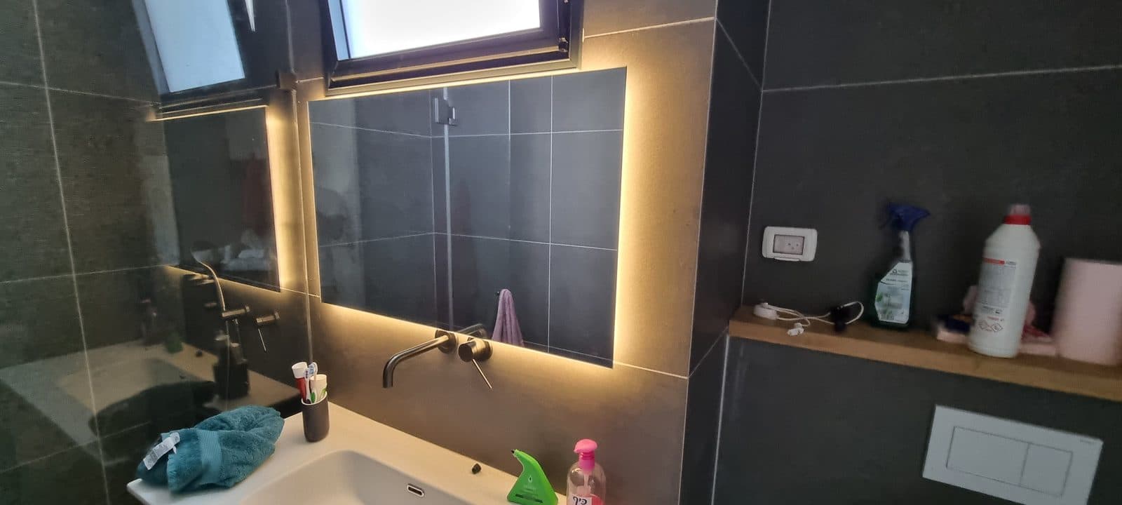 מראה מעוצבת בהתאמה אישית עם תאורת לד