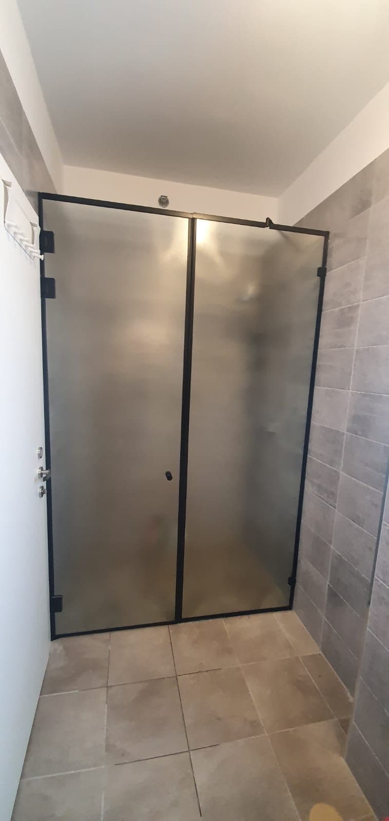מסך זכוכית למקלחון עם ראש מקלחת וברז קיר